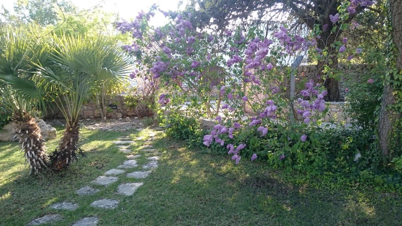 Trulli Petra Chiara Bed & Breakfast Locorotondo Exterior photo